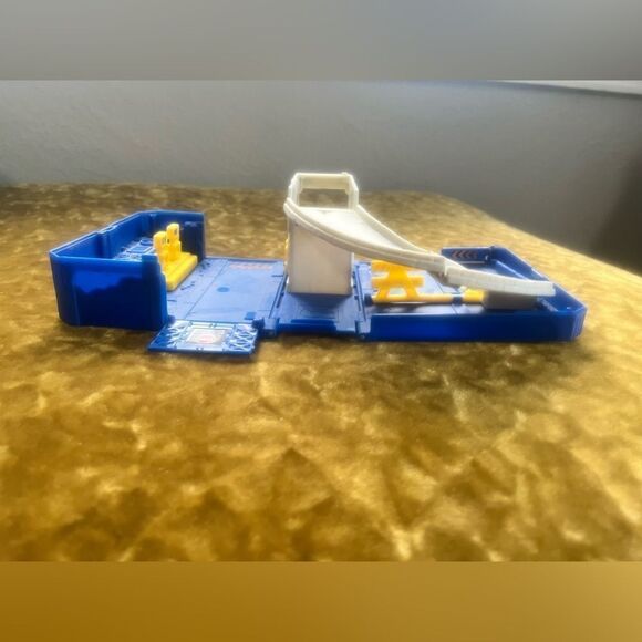 Vintage 2001 Matchbox Police Station Case Box  Has Ramp Pieces - Picture 10 of 10